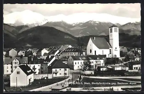 AK Knittelfeld /Stmk., Die Stadtpfarrkirche gegen die Seckauer Alpen