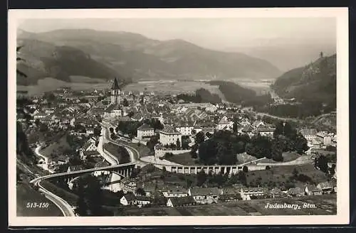 AK Judenburg /Stm., Ortsansicht mit Viadukt und Kirche gegen die Berge
