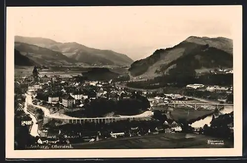 AK Judenburg /Oberstmk., Ortsansicht mit Kirche und Viadukt gegen die Berge