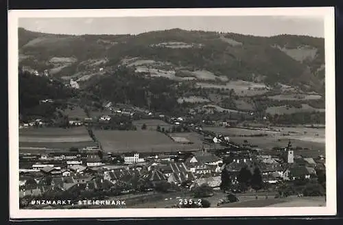 AK Unzmarkt /Steiermark, Ortsansicht mit der Kirche gegen die Berge