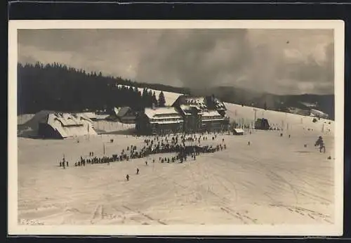 AK Feldberg / Schwarzwald, Hotel Feldbergerhof mit Skifahrern