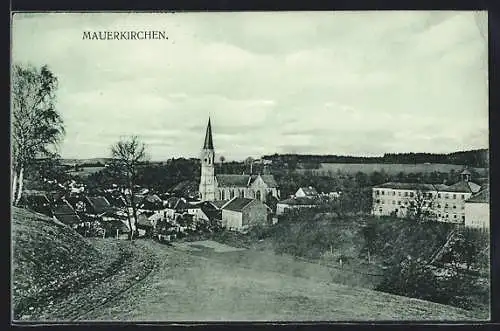 AK Mauerkirchen, Wegpartie mit Blick auf Kirche und Ortschaft