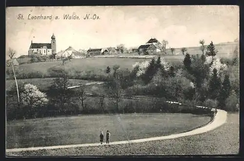 AK St. Leonhard am Walde, Gesamtansicht und zwei Wanderer