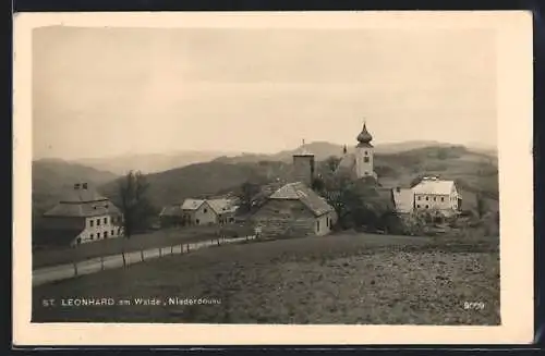 AK St. Leonhard am Walde, Ortsansicht gegen die Berglandschaft