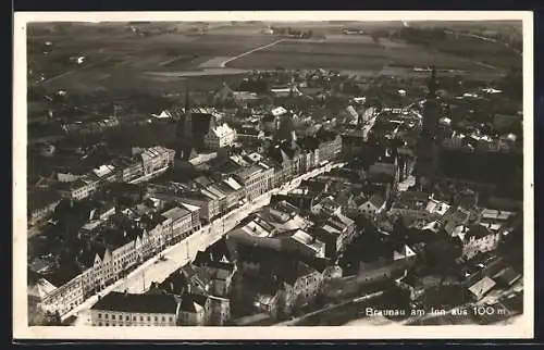 AK Braunau am Inn, Teilansicht mit Kirche und Strassenpartie