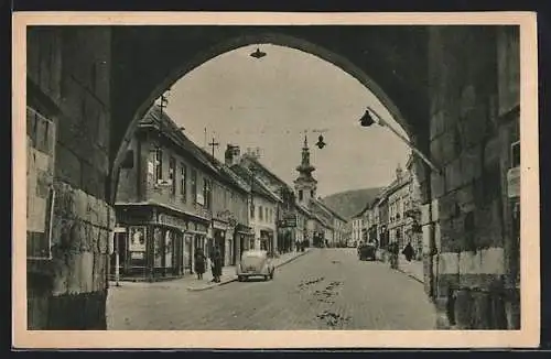 AK Hainburg an der Donau, Wienerstrasse mit Geschäften durch Tor