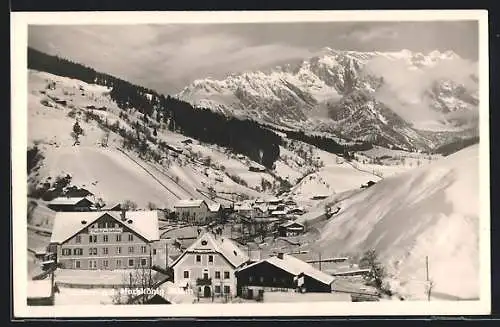 AK Dienten, Teilansicht mit Gasthof zum Hochkönig im Schnee