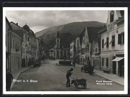 AK Weyer a. d. Enns, Strassenpartie mit Brunnen und Blick zur Kirche