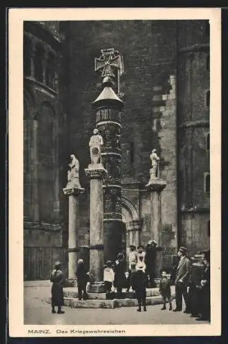 AK Mainz, Besucher am Kriegswahrzeichen mit Eisernem Kreuz