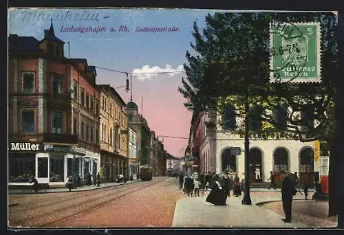 AK Ludwigshafen a. Rh., Passanten auf der Ludwigstrasse mit Strassenbahn