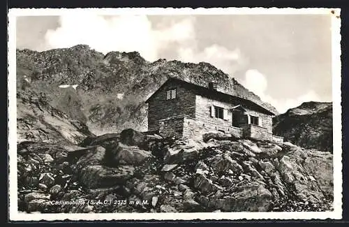 AK Cadlimo-Berghütte (S. A. C.) vor einer Gebirgswand