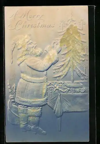 Präge-AK Weihnachtsmann schmückt den Tannenbaum mit Kugeln