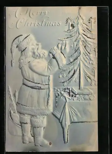 Präge-AK Weihnachtsmann schmückt den Christbaum mit Kerzen und Kugeln