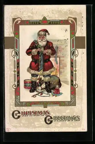 AK Der Weihnachtsmann füllt die Socken am Kamin mit Geschenken