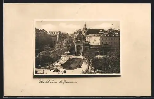 AK Wiesbaden, Kochbrunnen aus der Vogelschau