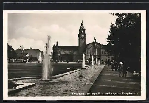 AK Wiesbaden, Reisinger-Brunnen-Anlage mit Hauptbahnhof