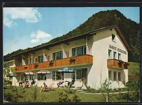 AK Ruhpolding /Obb., Haus Europa mit Gästen im Garten