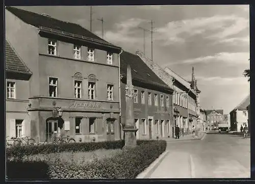 AK Elsterwerda, Postmeilensäule in der Hauptstrasse