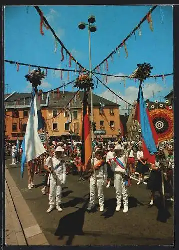 AK Selb, Fahnenträger beim Festzug der Schuljugend zum Selber Heimat- und Wiesenfest