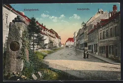 AK Königsbrück, Schlossstrasse mit Denkmal und Häuserzeilen