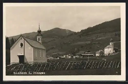 AK Saalbach i. Pinzgau, Ortspartie bei der Kirche