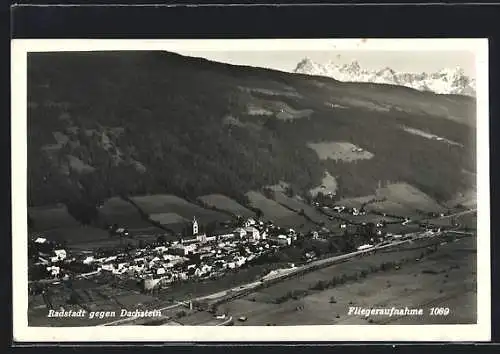 AK Radstadt, Fliegeraufnahme der Ortschaft mit Dachstein