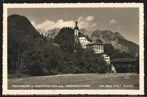 AK Tschagguns im Montafon, Kirche und Gebäude gegen Vandanserwand