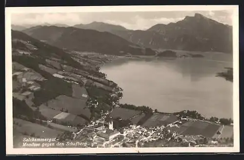 AK Mondsee / Salzkammergut, Luftbild der Ortschaft mit Blick gegen den Schafberg