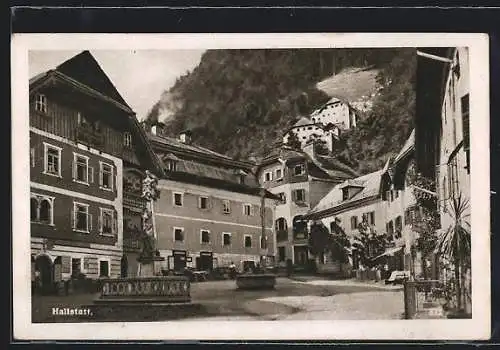 AK Hallstatt / Salzkammergut, Gebäudeansicht mit Brunnen