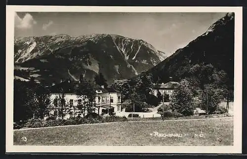 AK Reichenau, Gebäude mit Anlagen vor Bergpanorama