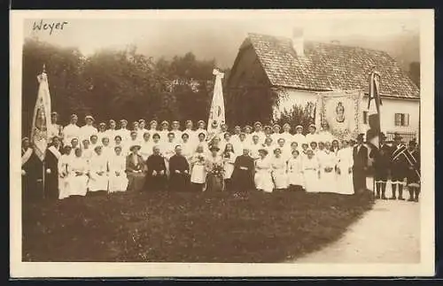 Foto-AK Weyer, Versammlung anlässlich einer Prozession mit Fahnen und Geistlichen