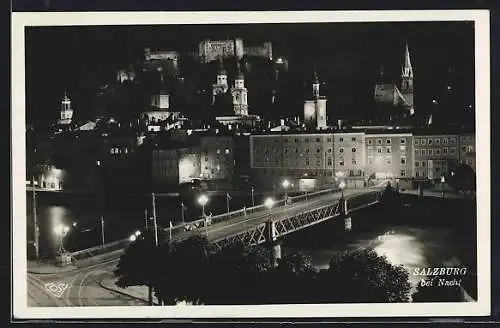 AK Salzburg, an der Staatsbrücke, Blick zur Festung bei Scheinwerferbeleuchtung