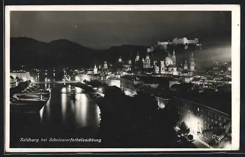 AK Salzburg, Ortsansicht am Fluss mit Blick zur Festung, bei Nacht