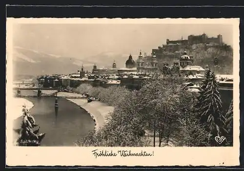 AK Salzburg, Ortsansicht am Fluss aus der Vogelschau, im Winter