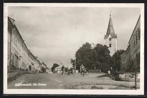 AK Hellmonsödt /Ob.-Donau, Platz mit Blick auf die Kirche