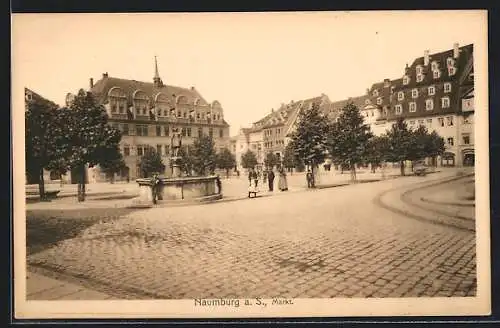 AK Naumburg / Saale, Marktplatz mit Brunnen und Passanten