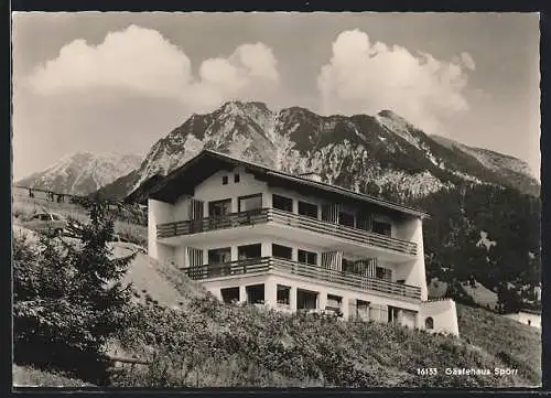 AK Oberstdorf, Hotel Gästehaus Spörr gegen die Berge
