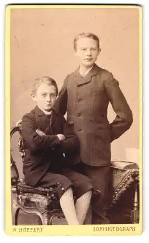 Fotografie W. Höffert, Dresden, See-Str. 10, Zwei Knaben in Sonntagsgarderobe mit selbstbewusstem Blick