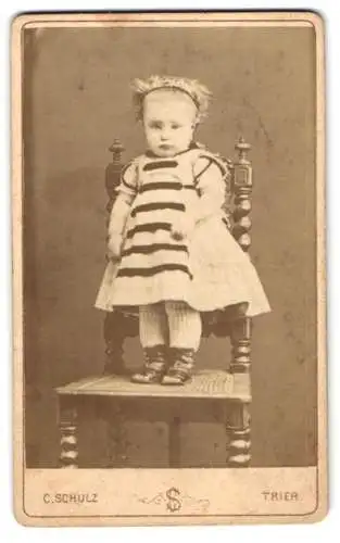 Fotografie C. Schulz, Trier, Dietrichstr. 216, Kleines Mädchen mit gestreiftem Kleid und Haarreif