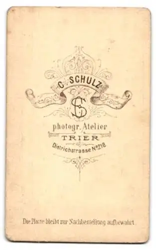 Fotografie C. Schulz, Trier, Dietrichstr. 216, Kleines Mädchen mit gestreiftem Kleid und Haarreif