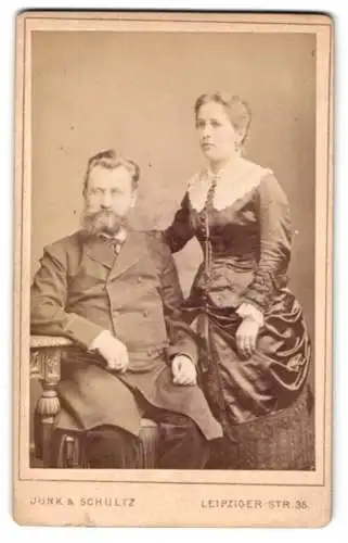 Fotografie Junk & Schultz, Berlin, Leipziger-Str. 35, Bürgerliches Ehepaar, er mit Vollbart und Brille, sie im Kleid