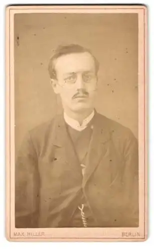 Fotografie Max Hiller, Berlin, Molkenmarkt 6, Junger Mann im Anzug mit einem Zwicker mit Band