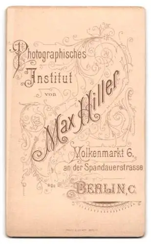 Fotografie Max Hiller, Berlin, Molkenmarkt 6, Junger Mann im Anzug mit einem Zwicker mit Band