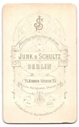 Fotografie Junk & Schultz, Berlin, Kronen-Str. 25, Junger Mann mit vollem Kinnbart und einer Brille