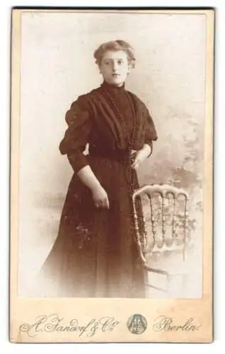 Fotografie A. Jandorf & Co., Berlin, Brunnen-Str. 19-21, Junge Frau im schwarzen taillierten Kleid