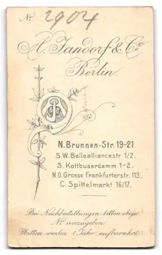 Fotografie A. Jandorf & Co., Berlin, Brunnen-Str. 19-21, Junge Frau im schwarzen taillierten Kleid