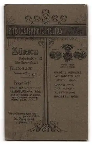 Fotografie Atelier Helios, Zürich, Bahnhofstr. 110, Bürgerliche Damen im gestreiften Kleid mit einem Zwicker mit Band