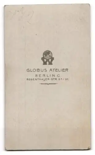 Fotografie Globus Atelier, Berlin, Rosenthaler Str. 27-31, Junge Frau im schwarzen Kleid mit betonter Schulter