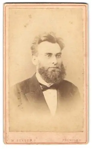 Fotografie W. Seyser, Prenzlau, Königs-Strasse 159, Bürgerlicher Mann mit Vollbart und Brille