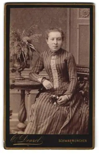 Fotografie O. Denzel, Schwabmünchen, Bürgerliche Dame im tallierten, längsgestreiften Kleid, mit kleinen Blumen